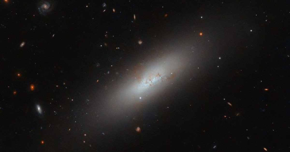 Hubble images a pair of tiny dwarf galaxies