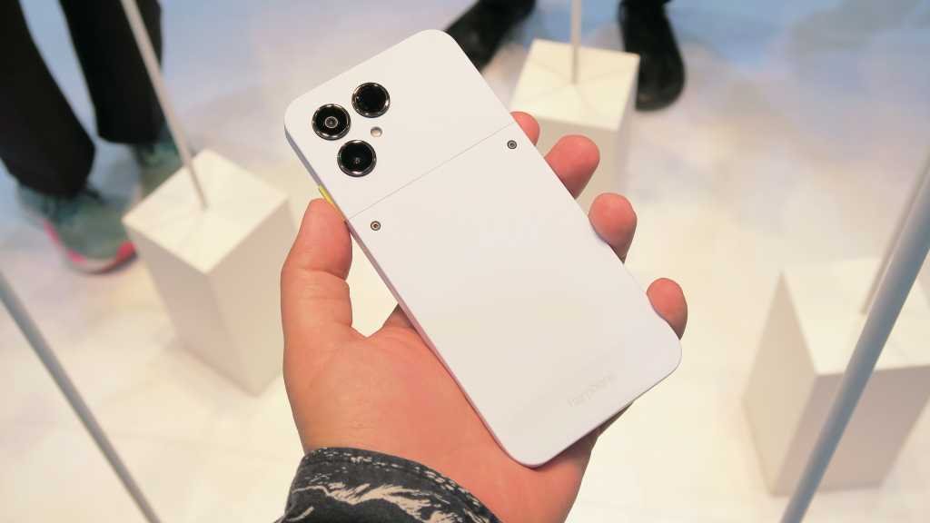 Fairphone 6 HANDS ON back angled handeld